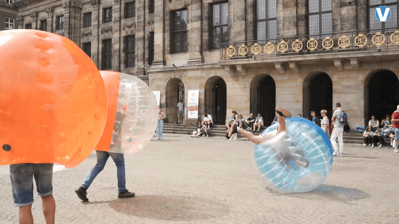 Sfeerimpressie van bumperballen op de Dam in Amsterdam